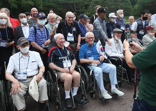 26일 오전 서울 종로구 청와대 녹지원에서 한국전쟁 72주년을 맞아 국가보훈처 초청으로 한국을 찾은 국군과 유엔(UN)군 참전용사들이 기념 사진을 남기고 있다. / 장련성 기자