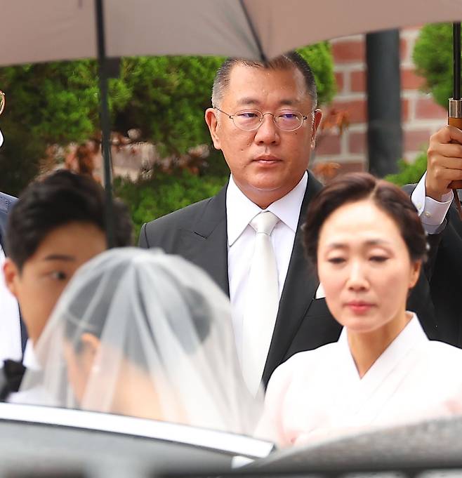 정의선 현대차그룹 회장과 부인 정지선씨가 27일 오전 장녀 진희씨 결혼식이 열린 서울 중구 정동교회에서 드레스를 입은 딸을 바라보고 있다. /연합뉴스