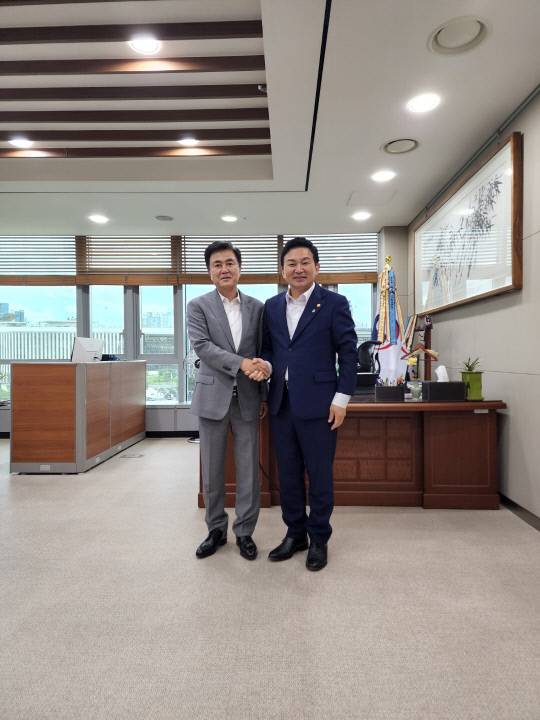27일 김태흠 충남도지사 당선인이 원희룡 국토부장관을 만나 지역 현안 사업에 대해 요청했다. 왼쪽부터 김태흠 당선인, 원희룡 국토부장관. 사진=충남 준비위 제공