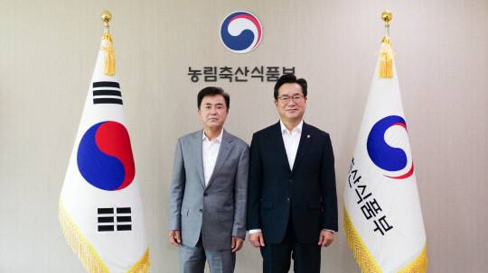 27일 김태흠 충남도지사 당선인이 정황근 농림축산식품부 장관을 만나 지역 현안 사업에 대해 요청했다. 왼쪽부터 김태흠 당선인, 정황근 농림축산식품부 장관. 사진=충남 준비위 제공