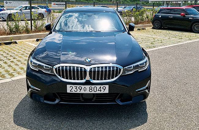 BMW 320i 럭셔리 트림 전면.사진 고성민 기자