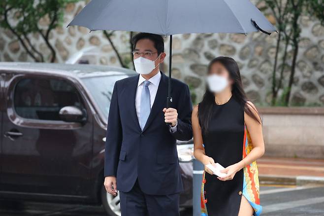 이재용 삼성전자 부회장이 27일 정의선 현대차그룹 회장 장녀 진희씨 결혼식이 열리는 서울 중구 정동교회로 딸과 함께 들어가고 있다.(사진=연합뉴스)