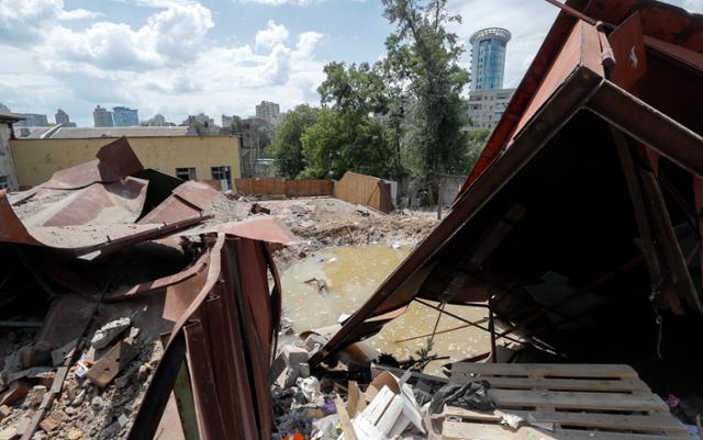 26일 러시아군 미사일 폭격으로 파괴된 우크라이나 수도 키이우의 한 유치원 건물 모습. 러시아군은 주요 7개국(G7) 정상회담 개막 직전인 25~26일 이틀 연속 키이우를 공격했다. 키이우=EPA 연합뉴스