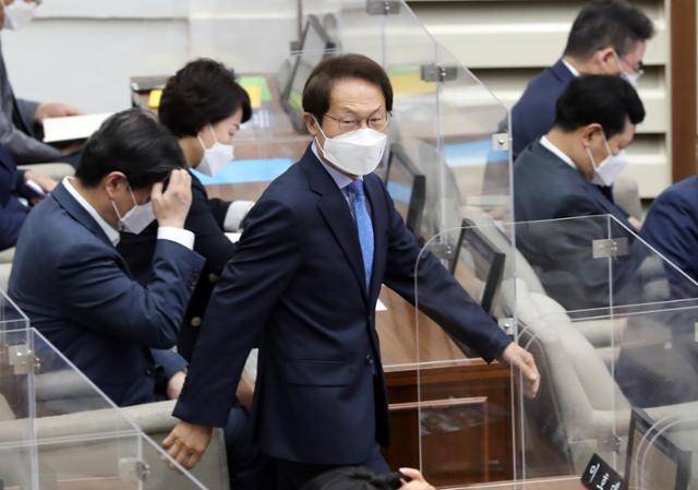 조희연 서울시교육감이 21일 서울시의회 본회의에 출석하며 시의원들과 인사를 하고 있다. 뉴스1