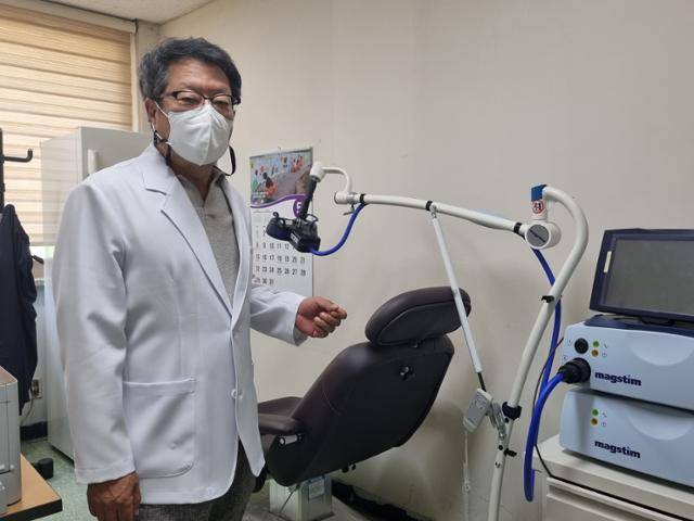 조성남 원장이 '경두개 자기자극 장비'를 보여주고 있다. 우울증에 효과가 가장 좋고 난치성 정신장애 치료에도 보조적으로 쓰인다. 이상적으로는 병동마다 한 대씩은 있어야 하지만, 현재는 달랑 한 대 있는 실정이다. 공주=최나실 기자