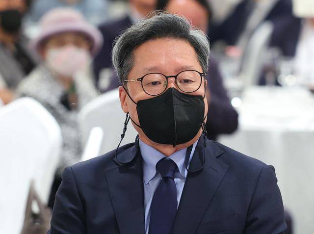 20일 오후 서울 중구 롯데호텔에서 열린 한중수교 30주년 기념화보 발간 기념식에서 정재호 주중대사 내정자가 김한규 21세기한중교류협회 회장의 발언을 듣고 있다. 연합뉴스