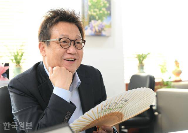 민병두 보험연수원장 겸 '십만 시간의 행복' 창립준비위원장이 21일 서울 성북구 보험연수원 사무실에서 직접 완성한 캘리그라피 부채를 들고 인터뷰하고 있다. 배우한 기자