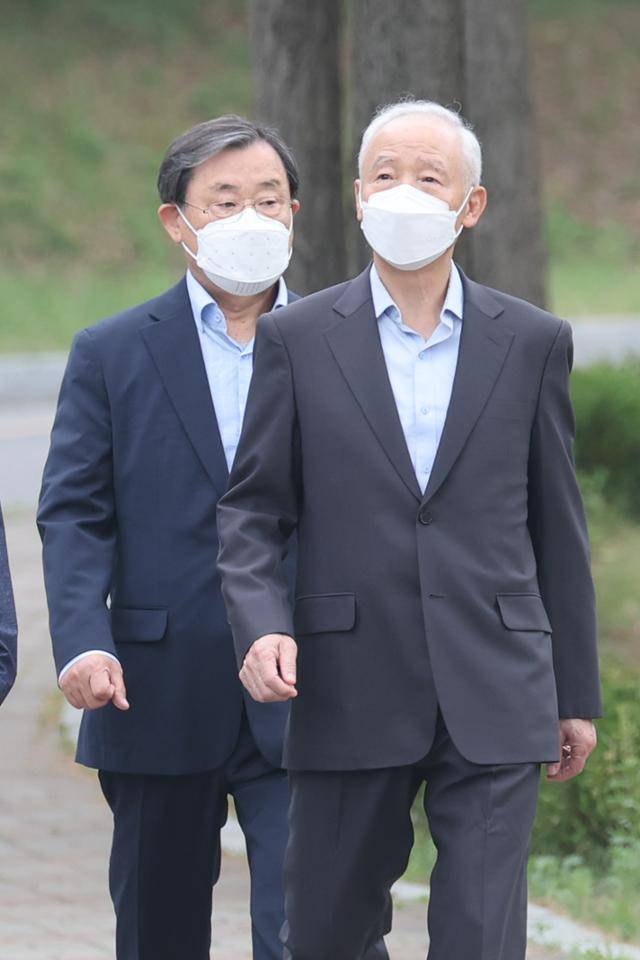 윤석열 정부의 첫 가석방 대상자에 포함된 남재준(오른쪽)·이병기 전 국정원장이 지난달 30일 경기도 의왕 서울구치소에서 나오고 있다. 국정원장 재임 시절 특수활동비 6억 원을 박근혜 전 대통령에게 지원한 혐의를 받은 남재준 전 원장은 징역 1년 6개월을, 8억 원을 건넨 이병기 전 원장은 징역 3년을 선고받았다. 연합뉴스