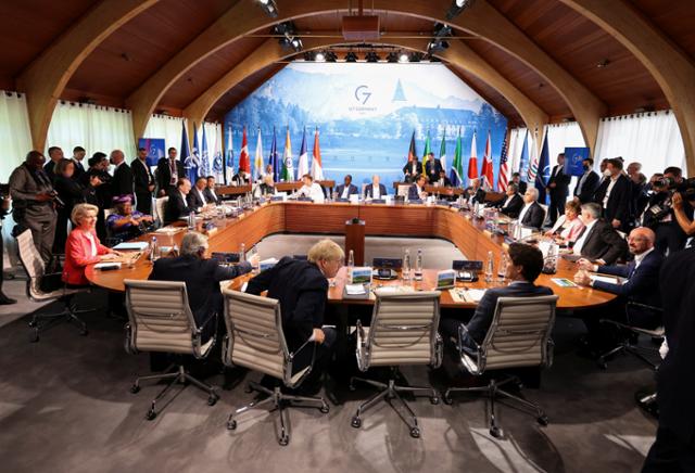 주요 7개국(G7) 정상들이 27일(현지시간) 독일 남부 바이에른주 엘마우성에서 열린 G7 정상회의 실무 회의에서 초청국 정상들과 함께 회의를 하고 있다. 엘마우=로이터 연합뉴스