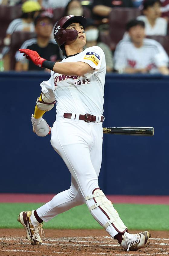 지난 19일 서울 고척스카이돔에서 열린 2022 프로야구 KBO리그 LG 트윈스와 키움 히어로즈의 경기. 4회말 1사 키움 이정후가 솔로 홈런을 쳐내고 있다. [연합뉴스]