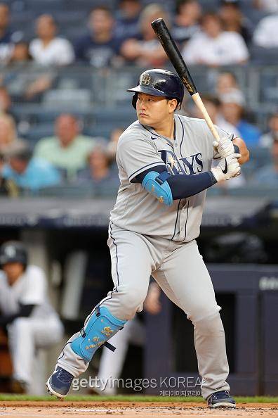 탬파베이 1루수 최지만이 타격하고 있다. 최지만은 27일(한국시간) 미국 플로리다주 세인트피터스버그 트로피카나필드에서 열린 피츠버그 파이리츠와 경기에서 2타수 1안타 2볼넷 1타점 1득점으로 활약했다. 사진=게티이미지