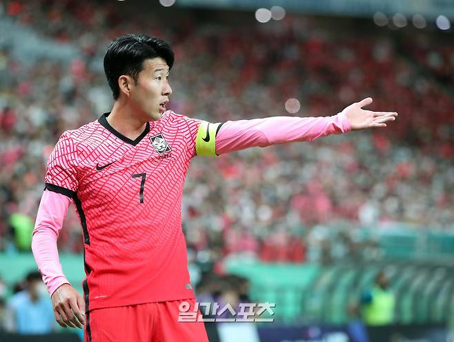 대한민국 축구대표팀과 이집트 대표팀의 친선경기가 14일 오후 서울 상암동 서울월드컵경기장에서 열렸다. 전반 손흥민이 코너킥을 차기 전 위치를 알려주고 있다. 상암=김민규 기자 mgkim1@edaily.co.kr /2022.06.14/
