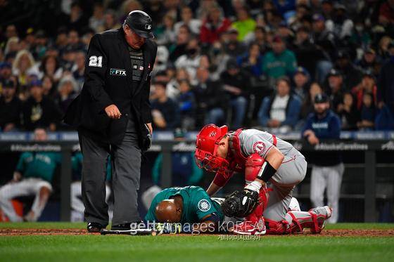 지난 18일(한국시간) 마이크 로렌젠이 던진 패스트볼에 머리를 직격당한 저스틴 업튼이 고통스러워하고 있다. 게티이미지