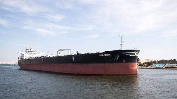 수에즈 운하를 통과하는 유조선 [자료사진: 연합뉴스 제공] - 기사와 직접 관련 없음