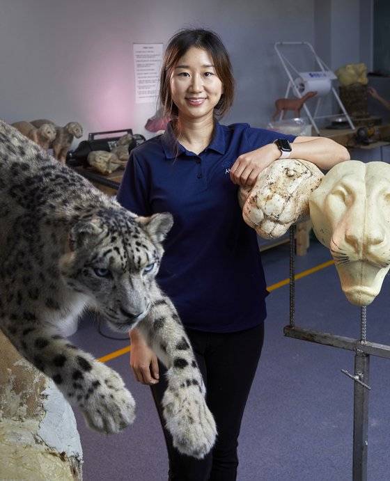 서울대공원 윤지나 박제사가 최근 마무리 작업을 하고 있는 눈표(설표) 박제와 포즈를 취했다.