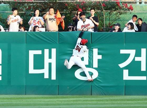 호수비를 펼치는 SSG 외야수 최지훈. [사진 SSG 랜더스]
