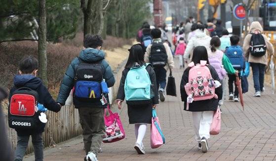 지난 3월 14일 오전 경기 화성시의 한 초등학교 학생들이 등교하고 있다. [뉴스1]