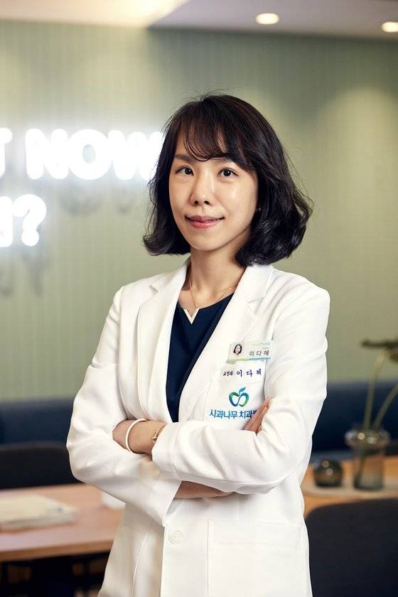 소중 학생기자단과 청소년의 구강 건강에 대한 이야기를 나눈 이다혜 부원장.