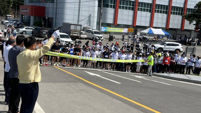 ▲ 제23회 양양군민 한마음 달리기대회가 지난 25일 남대천둔치 일대에서 주민 1000여명이 참석한 가운데 열렸다.