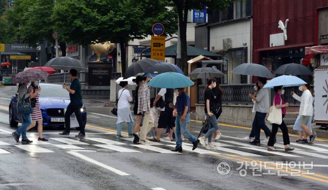 ▲ 강원 춘천 명동에서 시민들이 우산을 쓰고 길을 걷고 있다. [강원도민일보 자료사진]