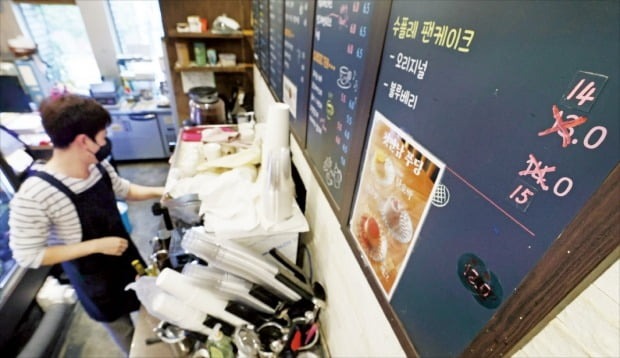서울 종로구 대학로의 한 디저트 가게에서 직원이 매장을 정리하고 있다. 반죽에 들어가는 재료인 밀가루, 계란 등의 가격이 급등하자 이 카페는 제품 가격을 1000원 인상했다. /김범준 기자