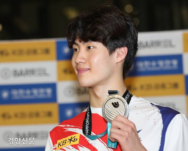 2022 국제수영연맹(FINA) 세계선수권대회 자유형 200ｍ 은메달리스트 황선우가 27일 오후 인천공항을 통해 입국해 은메달을 들어보이고 있다. 정지윤 선임기자