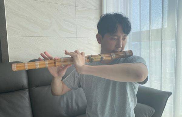 40대 대금 애호가 정민재 씨가 대금을 연주하고 있다.
