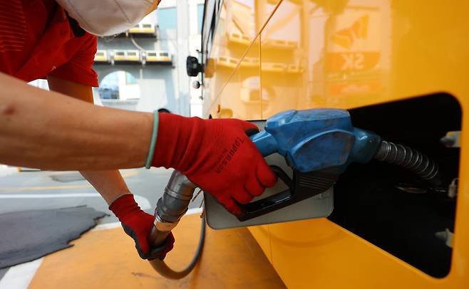A vehicle is filled up with fuel at a Seoul gas station last week. (Yonhap)