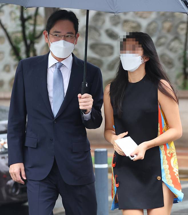 Lee Jae-yong and his daughter, Lee Won-ju, arrive at Chungdong First Methodist Church in Jung-gu, Seoul, on Saturday. Yonhap