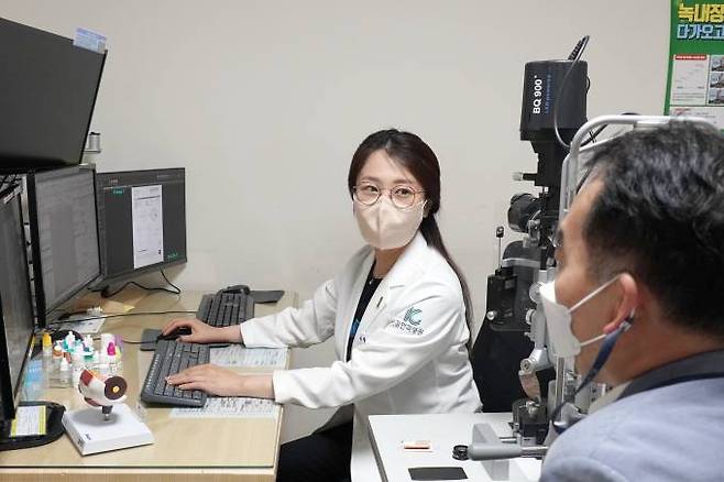 김안과병원 정종진 전문의가 녹내장 환자의 백내장 진료를 하고 있다.   김안과병원