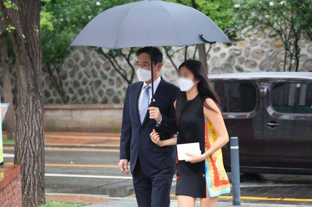 이재용 삼성전자 부회장이 27일 정의선 현대차그룹 회장 장녀 진희씨 결혼식이 열리는 서울 중구 정동교회로 딸과 함께 들어가고 있다. 연합뉴스