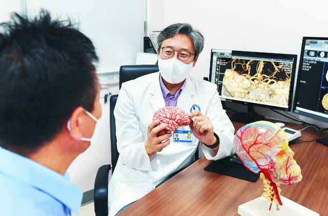 아주대병원 신경과 이진수 교수가 뇌 모형을 활용해 뇌졸중에 대해 설명하고 있다. 이 교수는 “특히 급성 뇌경색의 후유증을 최소화하려면 초기에 적절한 판단과 신속한 치료가 매우 중요하다”고 강조했다.