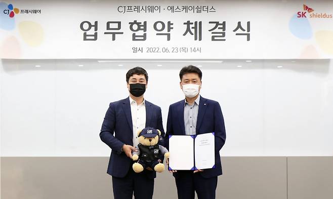 서울 마포구 상암동 CJ프레시웨이 본사에서 SK쉴더스 김윤호 전략사업그룹장(왼쪽)과 CJ프레시웨이 강연중 전략사업본부장(오른쪽)이 업무협약 체결 후 기념촬영을 하고 있다./사진제공=SK쉴더스