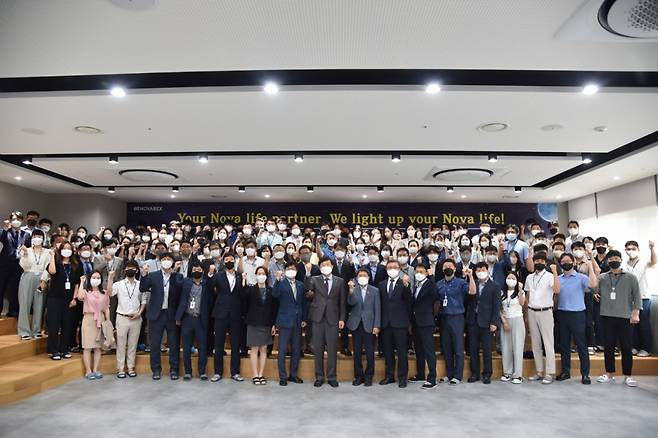노바렉스 27일 오전 10시 충북 오송 본사에서 새로운 미래를 위한 비전선포식을 개최했다. 노바렉스의 권석형 회장(앞줄 가운데)을 비롯한 임직원들이 사진 촬영을 하고 있다. /사진제공=노바렉스