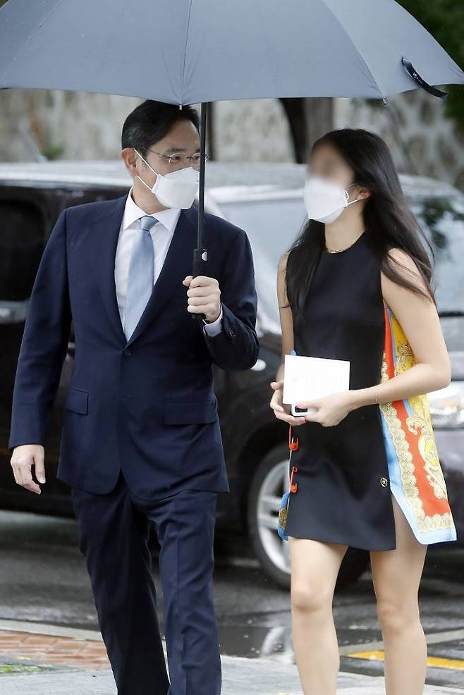 이재용 삼성전자 부회장이 딸 원주씨와 27일 서울 중구 정동제일교회에서 열린 정의선 현대차그룹 회장 장녀 진희씨의 결혼식에 참석하고 있다. /사진=뉴시스