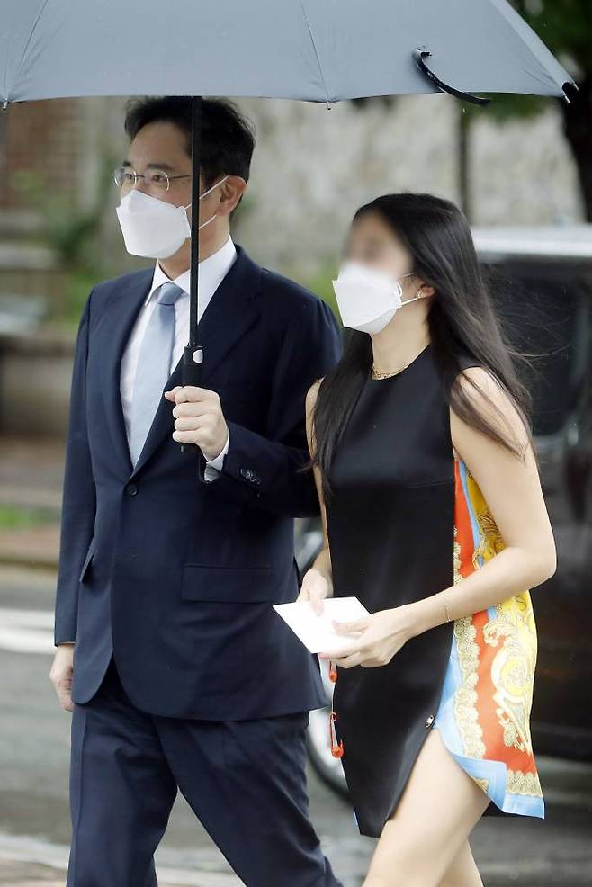 이재용 삼성전자 부회장이 딸 원주씨와 27일 서울 중구 정동제일교회에서 열린 정의선 현대차그룹 회장 장녀 진희씨의 결혼식에 참석하고 있다. /사진=뉴시스