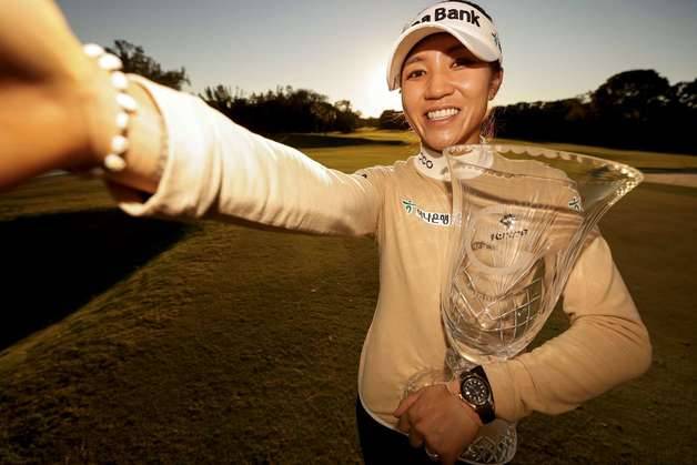 리디아 고가 지난 1월 플로리다주 보카 러톤의 보카 리오 골프클럽에서 열린 LPGA 투어 게인브리지 LPGA 대회서 통산 17번째 우승 트로피를 들고 셀카를 찍고 있다.  /사진=뉴스1