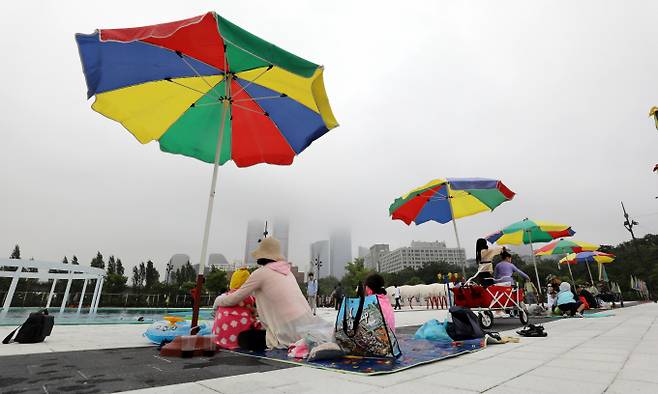 27일 발표된 신종 코로나바이러스 감염증(코로나19) 일일 신규 확진자가 3429명으로 집계됐다. 사진은 지난 24일 오후 신종 코로나 바이러스 감염증(코로나19) 확산 이후 3년 만에 개장한 서울 여의도 한강공원 수영장에서 수영을 마친 시민들이 잠시 휴식을 취하고 있는 모습. /사진=뉴스1