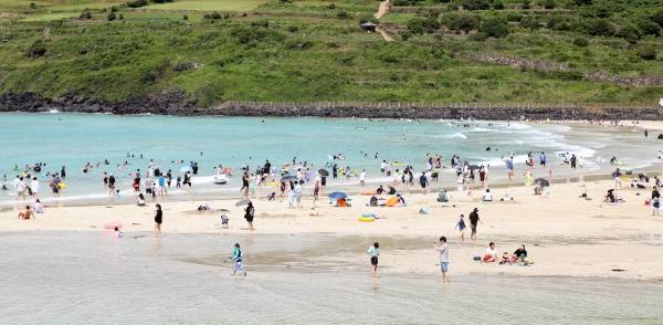 27일 발표된 신종 코로나바이러스 감염증(코로나19) 일일 신규 확진자가 3429명으로 집계됐다. 사진은 지난 26일 올해 첫 폭염주의보가 내린 제주시 함덕해수욕장에서 사람들이 물놀이를 즐기고 있는 모습. /사진=뉴스1