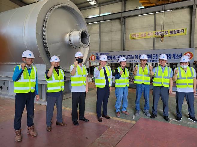 한창,폐플라스틱 열분해 전라북도 군산시 R&D 및 생산전문 공장 개소식 임직원 모습/사진=한창