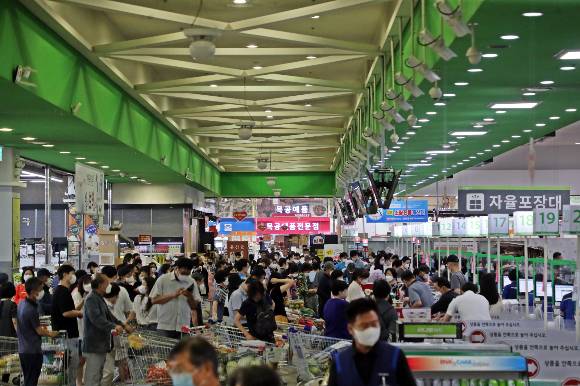 국내 기업 5곳 중 4곳 이상은 올 하반기에도 물가가 크게 치솟을 것으로 내다봤다. 사진은 서울 서초구 농협 하나로마트 양재점에서 시민들이 장을 보는 모습./사진=뉴스1