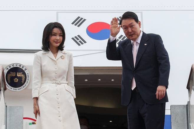 윤석열 대통령이 스페인 마드리드에서 열리는 나토(NATO·북대서양조약기구) 정상회의 참석을 위해 출국했다. 김건희 여사도 나토 정상회의 참석국 배우자 프로그램 참석을 위해 윤 대통령과 동행했다. 사진은 윤 대통령과 김 여사가 27일 오후 경기 성남 서울공항에서 나토(NATO, 북대서양조약기구) 정상회의 참석차 출국하기 위해 공군 1호기에 탑승하며 손을 흔드는 모습. /사진=뉴스1