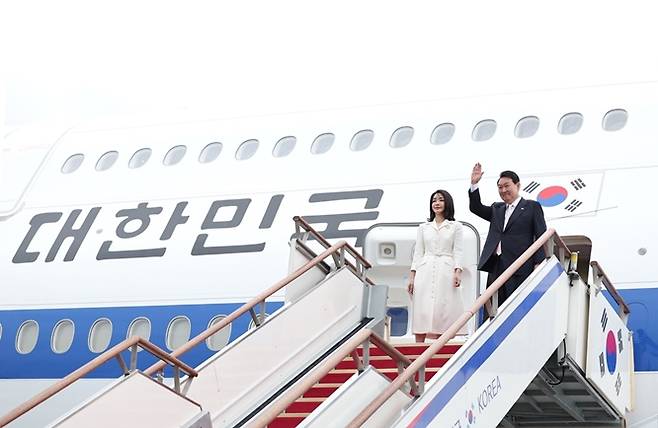 사진은 윤석열 대통령이 27일 오후 경기 성남 서울공항에서 북대서양조약기구 정상회의 참석차 출국하기 위해 김건희 여사와 함께 공군 1호기에 올라 손을 흔드는 모습. /사진=뉴스1