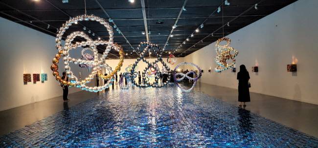 서울시립미술관에서 열리고 있는 장-미셸 오토니엘 ‘정원과 정원’전 전경.