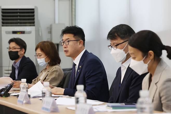 지난 20일 관악구 서울대학교 반도체공동연구소에서 열린 차세대반도체 등 신기술 인재양성 관련 간담회에서 장상윤 교육부 차관이 발언을 하고 있다. [연합]