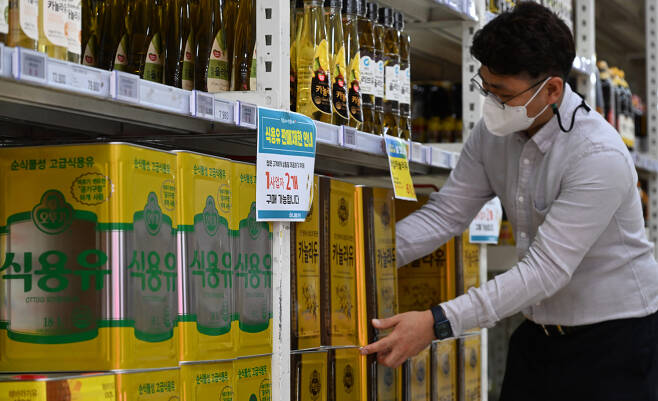 전년대비 서민물가가 전체적으로 폭등하고 있는 가운데 27일 서울 서초구 농협하나로마트 양재점에서 매장을 찾은 한 고객이 식용유 제품을 살펴보고 있다. [임세준 기자]