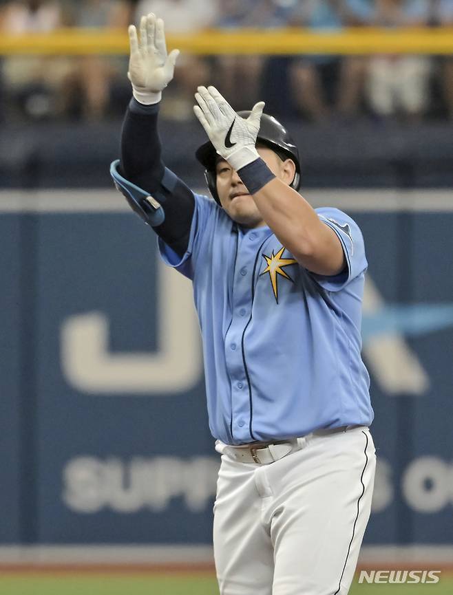 [세인트피터스버그=AP/뉴시스] 탬파베이 레이스의 최지만이 27일(한국시간) 미국 플로리다주 세인트피터스버그의 트로피카나 필드에서 열린 피츠버그 파이리츠와 2022 MLB 홈경기에서 7회말 결승타점이 되는 적시 2루타를 때린 뒤 세리머니를 하고 있다. 2022.06.27.