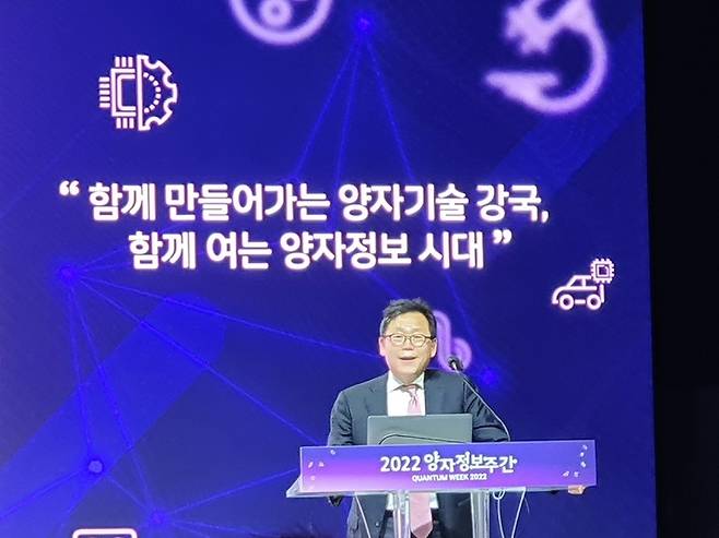 김명수 영국 임페리얼대 교수가 27일 서울 JW메리어트호텔에서 열린 양자정보주간 개막식에서 기조연설을 하고 있는 모습. [사진=송종호 기자] *재판매 및 DB 금지