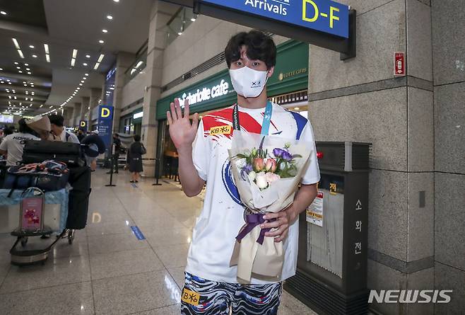 [인천공항=뉴시스] 정병혁 기자 = 2022 국제수영연맹(FINA) 부다페스트 세계선수권대회 자유형 200m에서 은메달과 한국신기록 5개라는 성적을 낸 수영선수 황선우가 27일 오후 인천국제공항 제1터미널을 통해 입국하고 있다. 2022.06.27. jhope@newsis.com