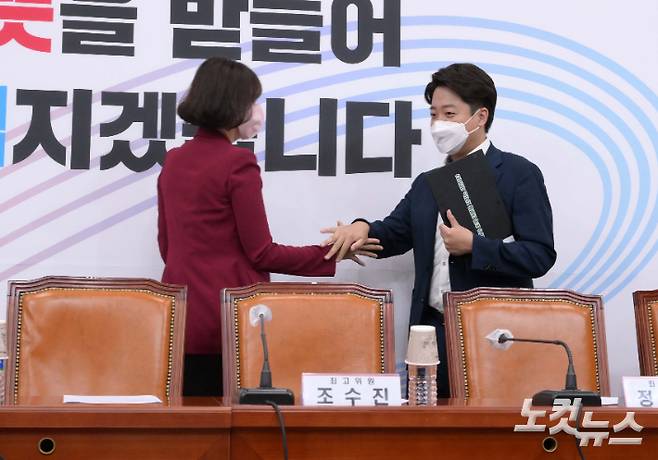 23일 서울 여의도 국회에서 열린 국민의힘 최고위원회의에서 이준석 대표가 회의장으로 들어오면서 배현진 최고위원의 악수를 거부하고 있다. 박종민 기자